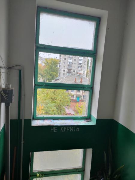 У Кременчуці після червневого обстрілу досі не відновили вікна в будинку на Майора Борищака, 35