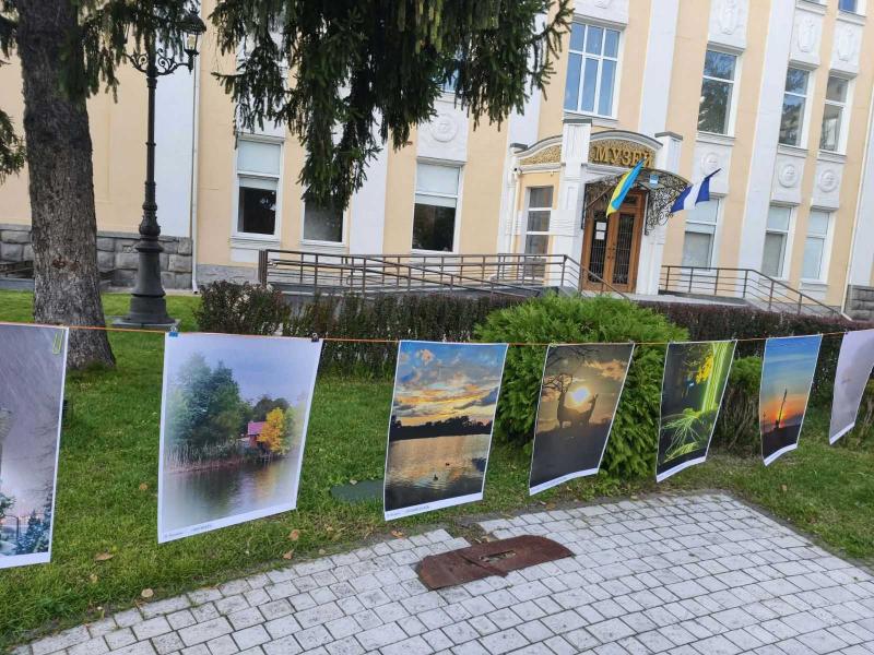 Кременчук у кадрі: біля краєзнавчого музею працює виставка фотохудожника Віктора Носова
