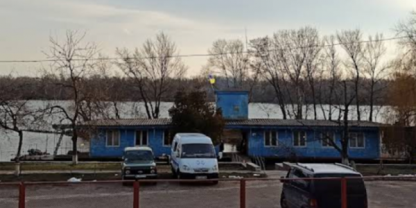 У Кременчуці на місці баржі облаштують пірс: триває демонтаж конструкції