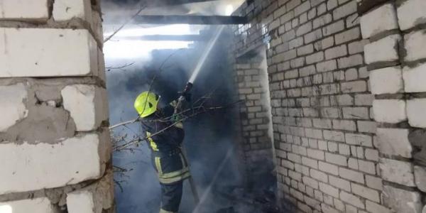 У Кременчуці горіла покинута будівля на Ковальській