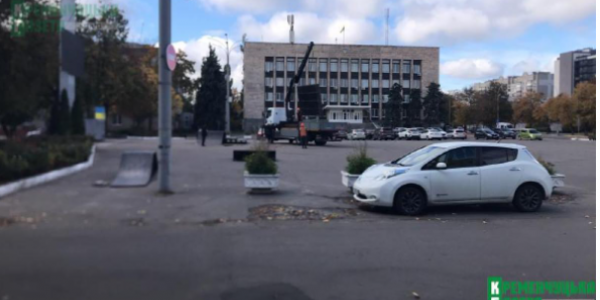 Площа Незалежності у Кременчуці перетворилася на парковку: депутати вимагають змін