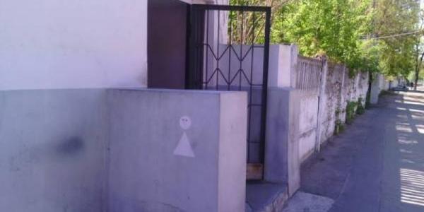 У центрі Кременчука планують продати землю під громадською вбиральнею