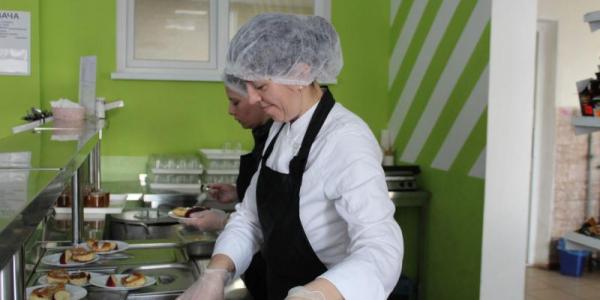 Влада Кременчука преміювала кухарів шкіл і дитсадків, які працювали вночі у лютому: за березень таких премій мер сказав не чекати
