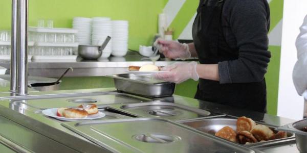 До 1 вересня потрібно набрати 70 працівників: кременчуцькі школи шукають кухарів у їдальні
