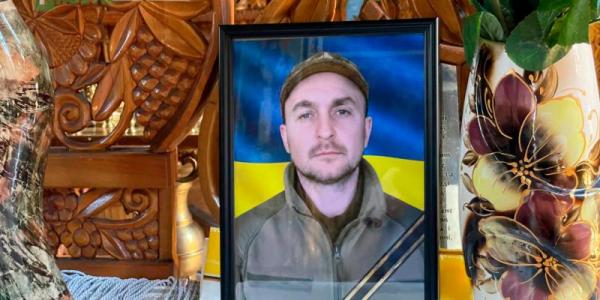 «Дитина два з половиною роки жила в очікуванні»: у Кременчуці попрощалися із захисником Романом Гарбузовим.