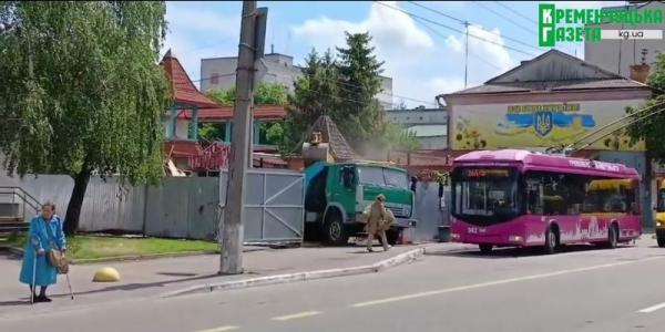 Парковка під вікнами: кременчужани проти, мерія не втручається, бо "не є стороною в конфлікті" 