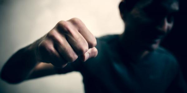 У Кременчуці син не стримав емоцій і пішов на батька з палицею