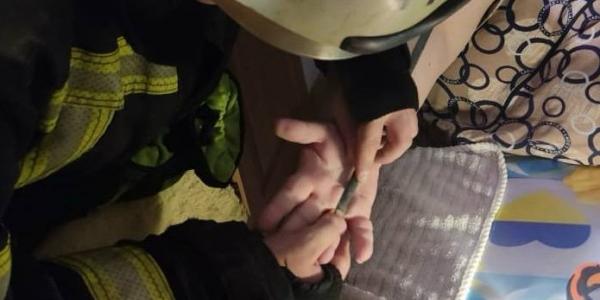 Кременчуцькі рятувальники врятували палець від каблучки
