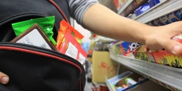 Шість епізодів в одному магазині: у Кременчуці матір притягнули до відповідальності за крадіжки неповнолітнього сина