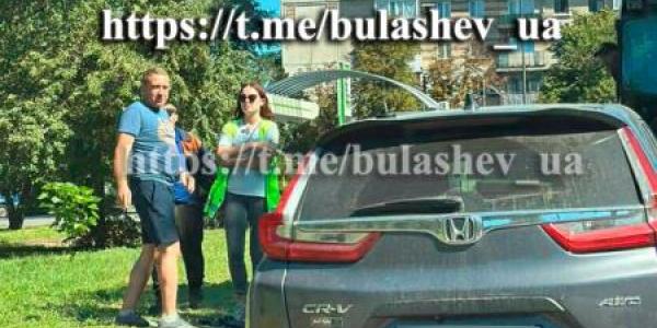 Асфальт замість моря: мер Малецький у шортах і на Хонді у відпустці пильнує асфальт та контролює каток з лопатами