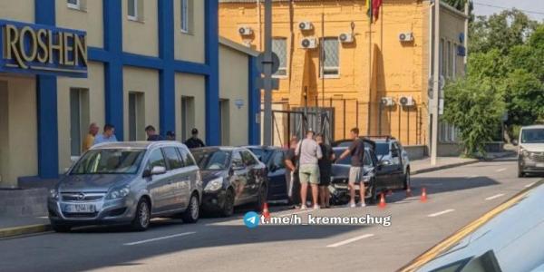 Чотири авто в одному ланцюжку: аварія у центрі Кременчука