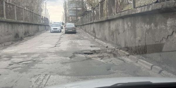 Проїзд під мостом, що на вул. Ярмарковій, нагадує рух із перешкодами