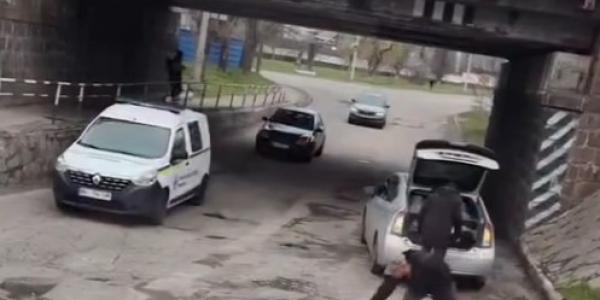 Мешканці Кременчука беруть ремонт у свої руки: цегла замість асфальту