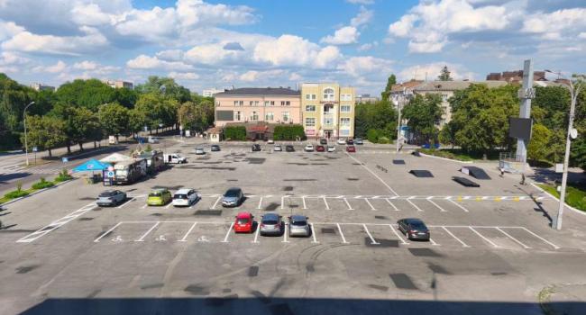 Міські комунальні служби розмалювали площу Незалежності
