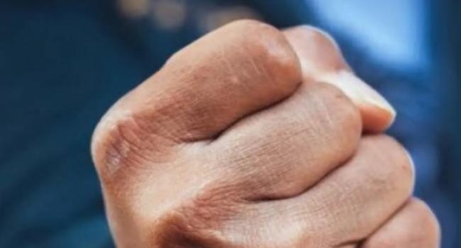 У Кременчуцькому районі чоловік спочатку залишив синці дружині, потім перевірив на міцність ногу поліцейської