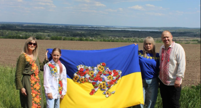Прапор, присвячений полеглому захиснику: сестра Героя України Романа Зеленського стала лауреаткою всеукраїнського фотоконкурсу