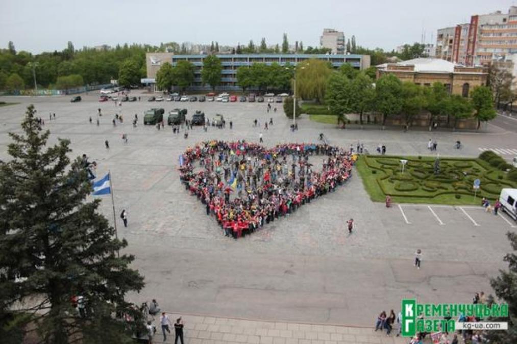 В Кременчуге люди выстроились в «Живое сердце» в знак благотворительности	