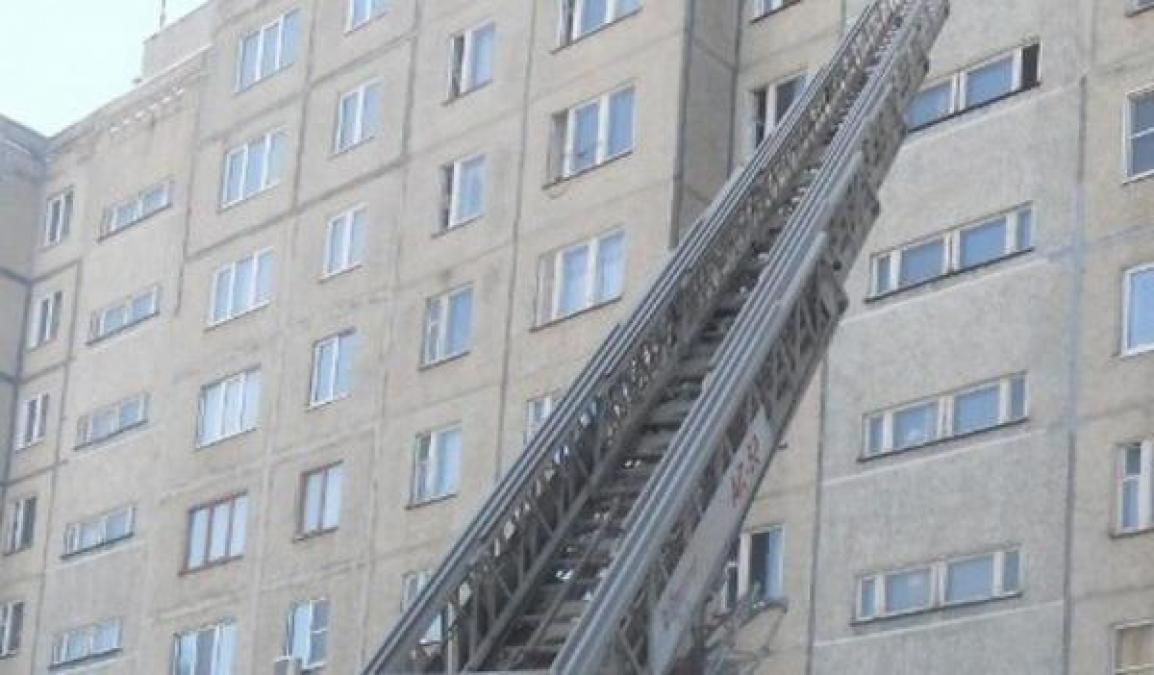 Спасатели попали в чужую квартиру через балкон