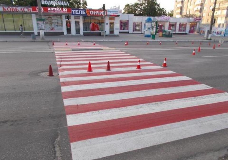 В Кременчуге опасные переходы «усиливают» красной краской