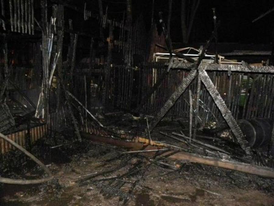Пожарные считают, что детский павильон подожгли