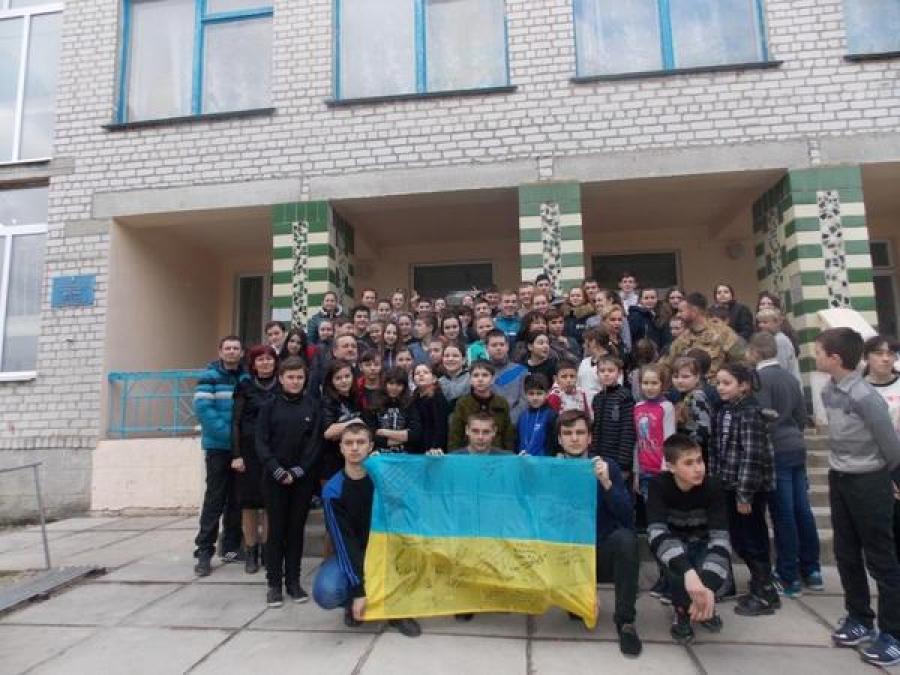 Школьникам Кременчугского района передали боевые флаги из зоны АТО