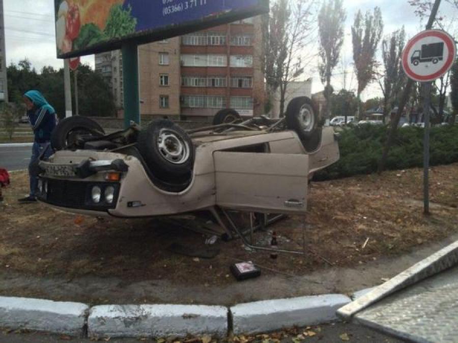 Возле Макдональдса перевернулся ВАЗ