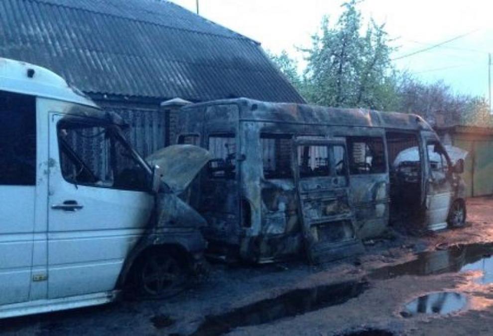 В Кременчуге ночью сгорели два Mercedes'а