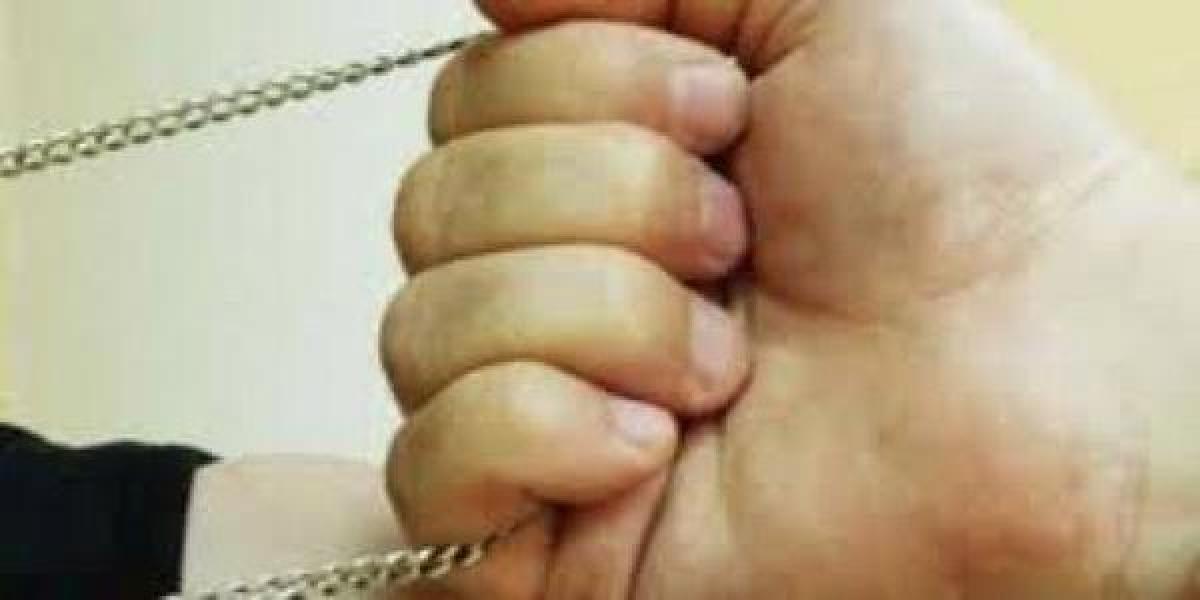 В Кременчуге продолжают срывать украшения с женщин
