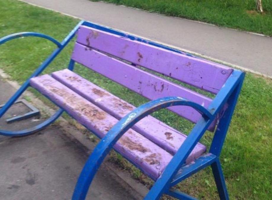 В центре Кременчуга скамейки измазывают солидолом