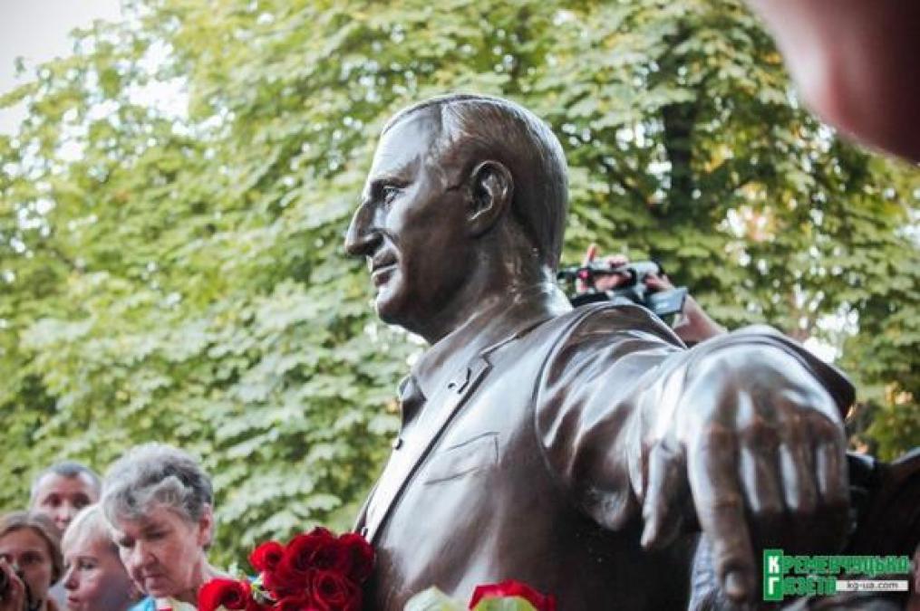 У памятника Бабаева прошел митинг-памяти по погибшему мэру