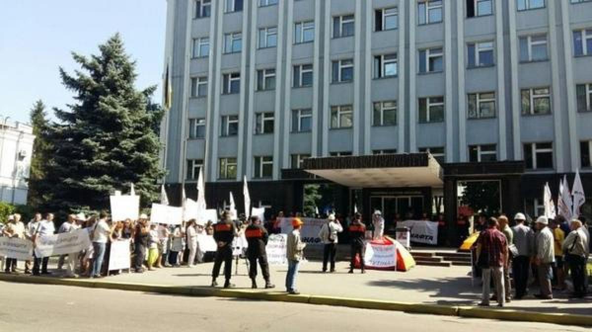У здания УПДМН продолжается пикет работников «Укртатнафты»