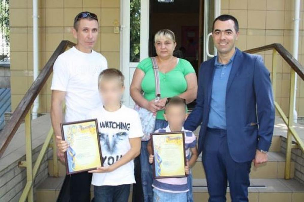 В Кременчуге наградили детей, которые нашли грабителя почтальона
