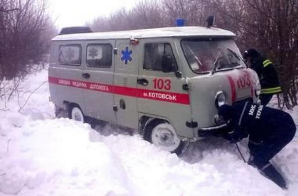 Кременчугские спасатели «освободили из снежного плена» скорую помощь