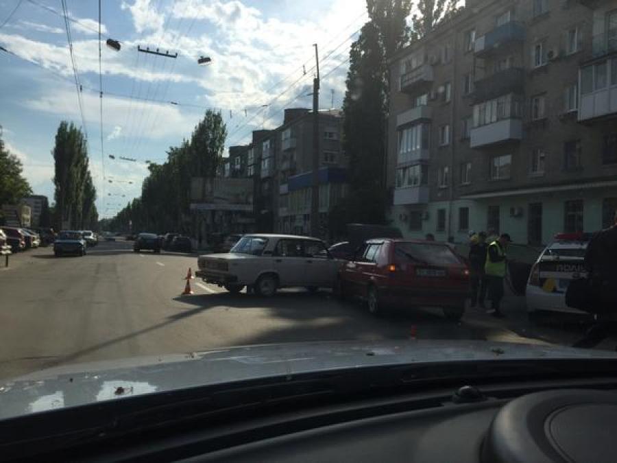 Возле Автозаводского райсуда "стукнулись" два авто