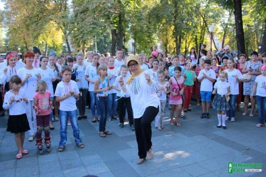 Посол Индонезии в Украине впервые в Кременчуге дала мастер-класс по танцам и игре на анклунге