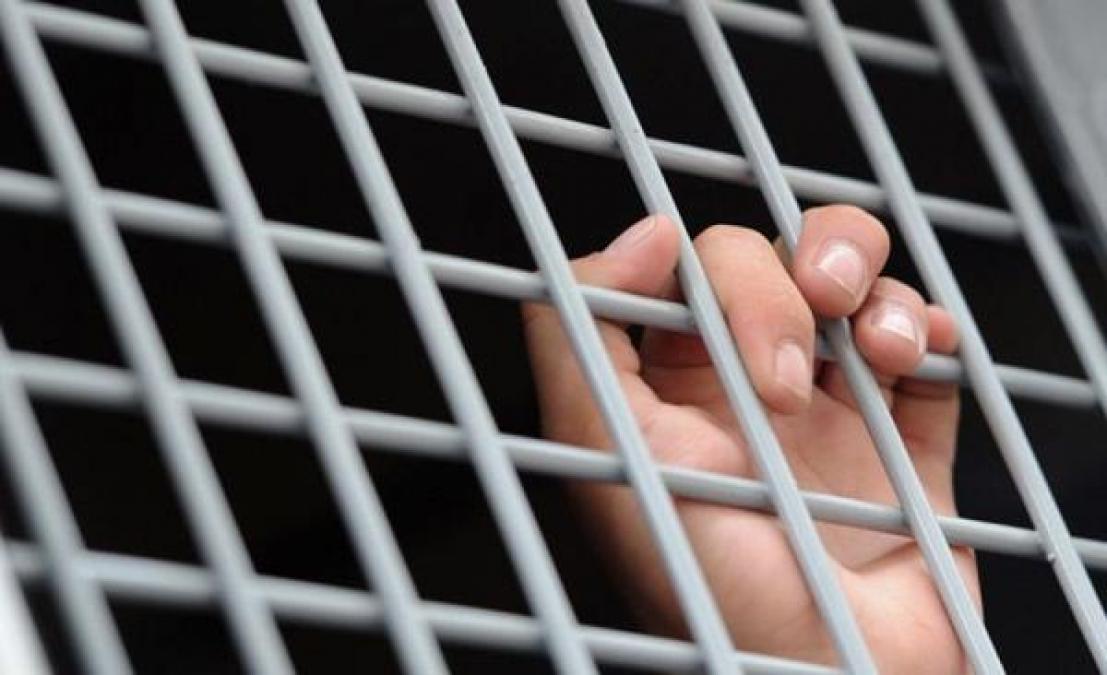 Отец 20 лет насильно удерживал дочерей взаперти
