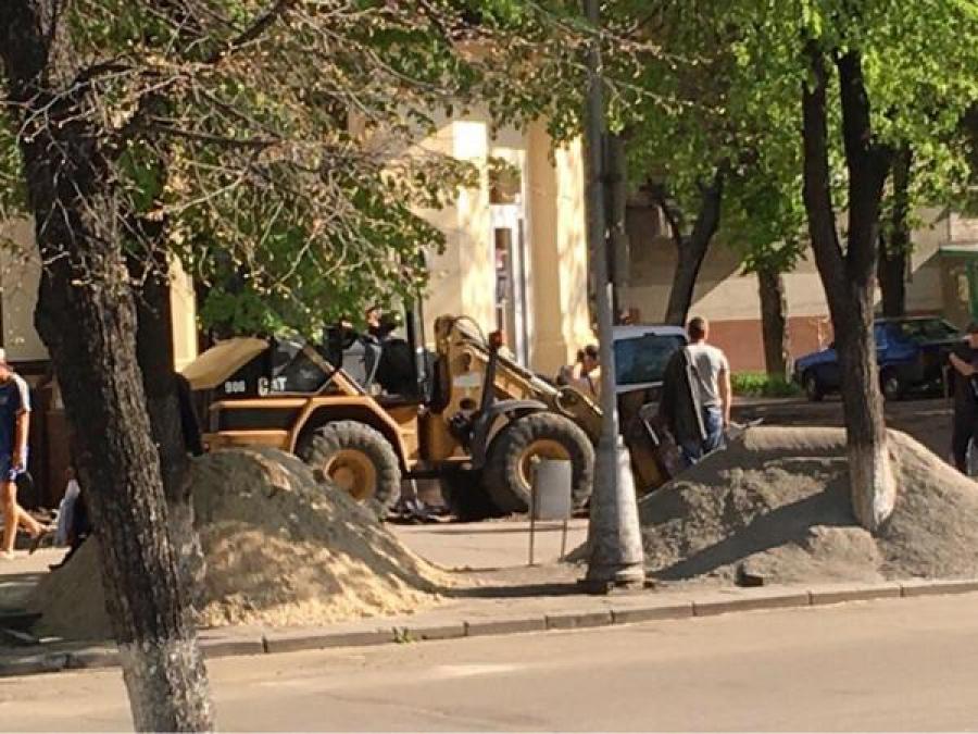 В центре Кременчуга ведутся небезопасные работы
