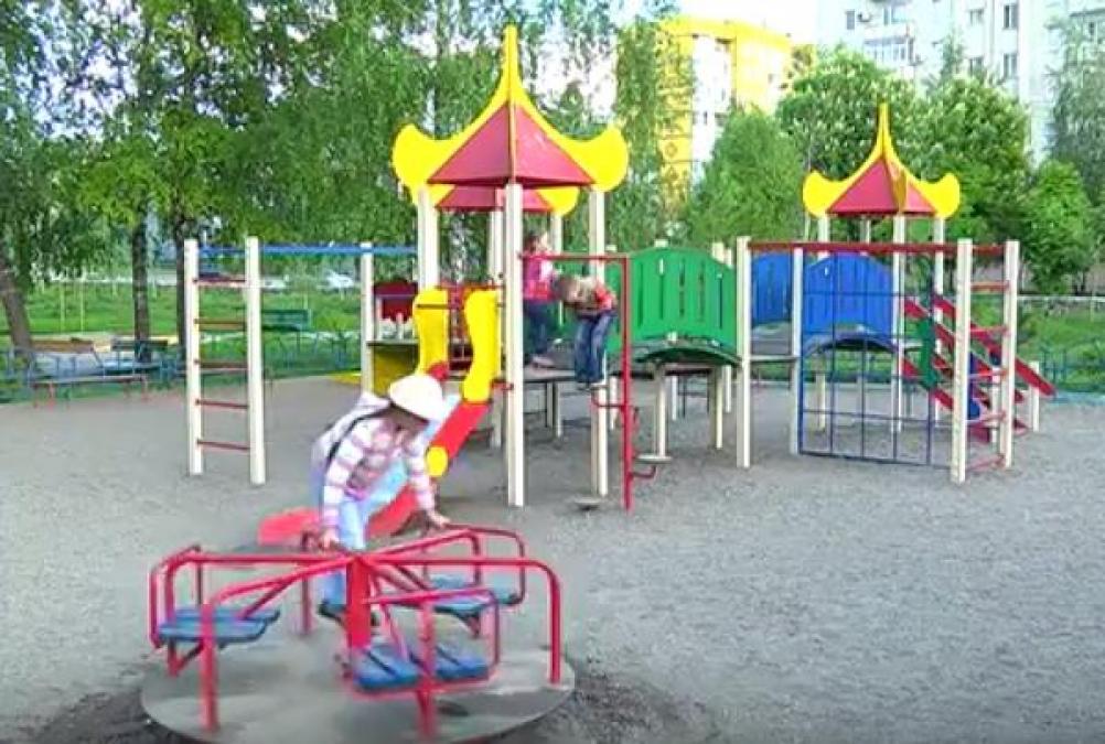 Кременчугские мамочки в восторге от игровых комплексов на Молодежном