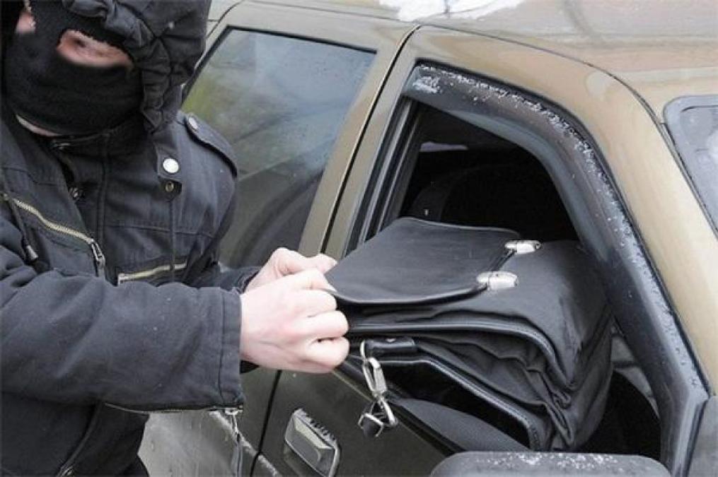 В центре Кременчуга из автомобиля украли валюту