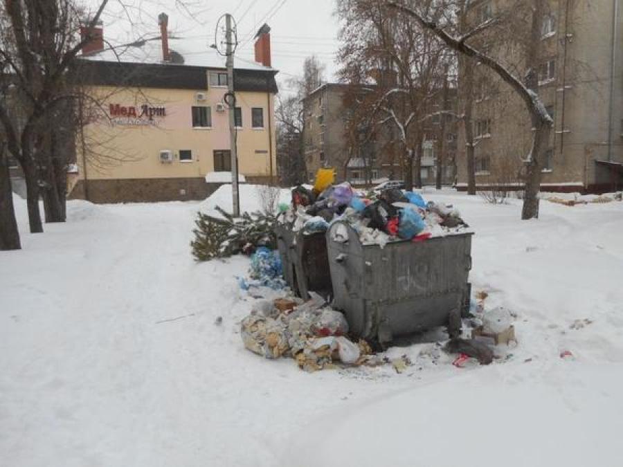 Центр Кременчуга завалило не только снегом, но и мусором
