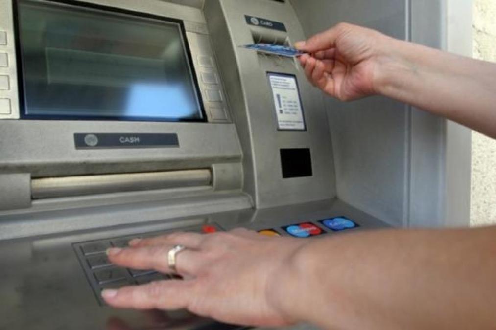Мошенники «обработали» пенсионерку не отходя от банкомата