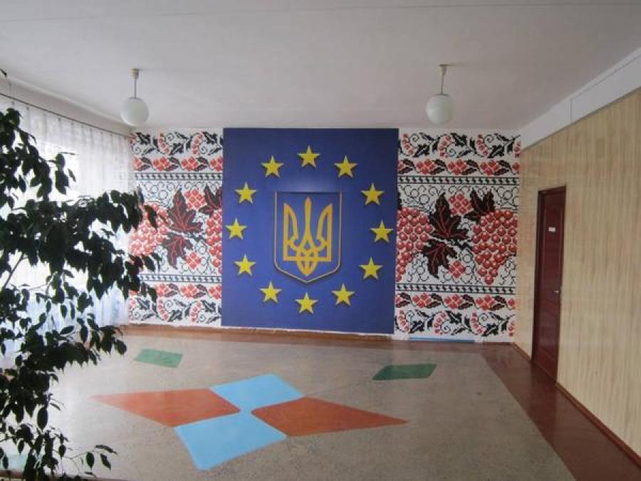 В школе №16 рекреацию украсила украинско-европейская картина