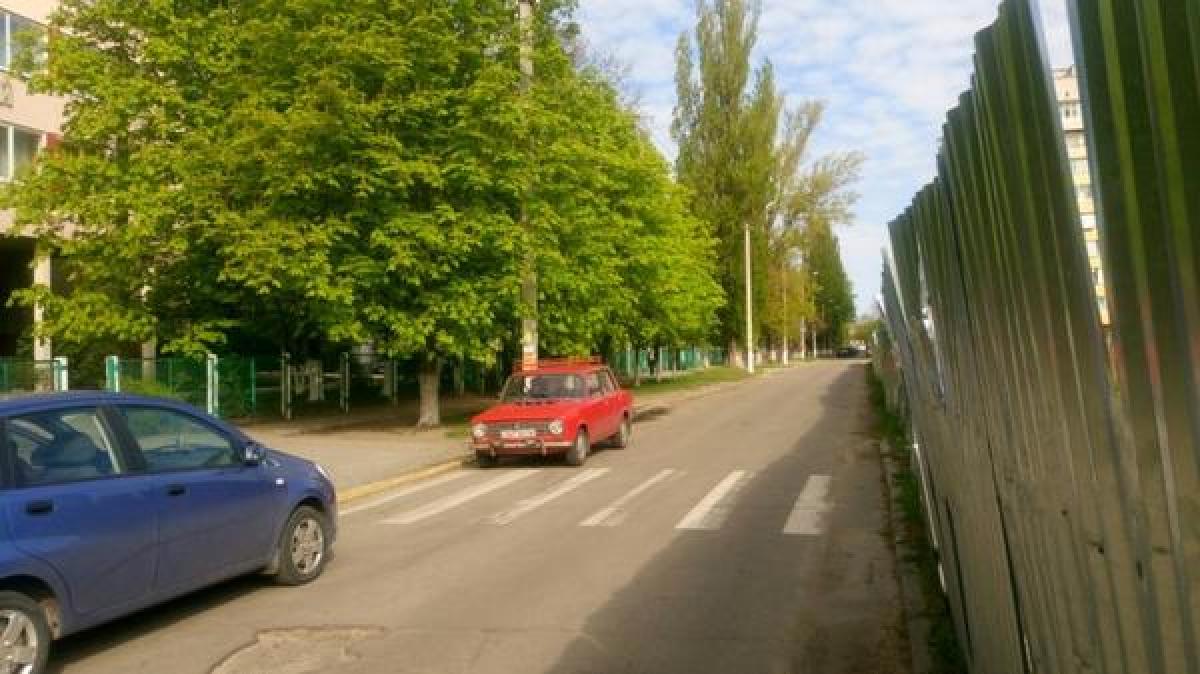 В Кременчуге пешеходный переход упирается в забор