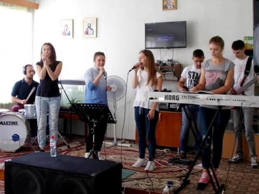 В Кременчуге для юных заключенных спели юные верующие
