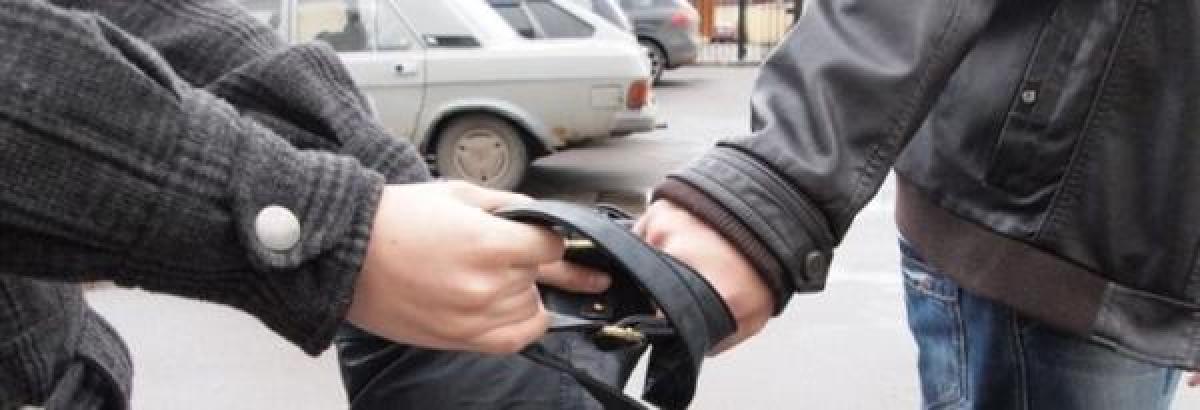 В Кременчуге на улице обокрали женщину
