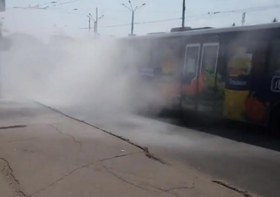 В центре Полтавы загорелся городской автобус