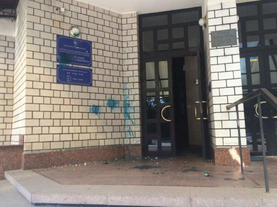 Милиция ищет хулиганов, обливших зеленкой приемную нардепа Шаповалова