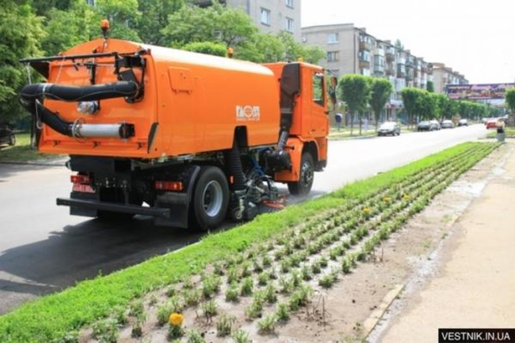 К майским праздникам на дороги Кременчуга выйдет 2 пылесоса