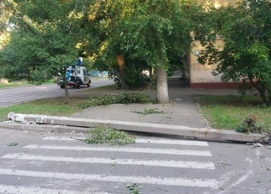 В Кременчуге на пешеходный переход упала электроотпора