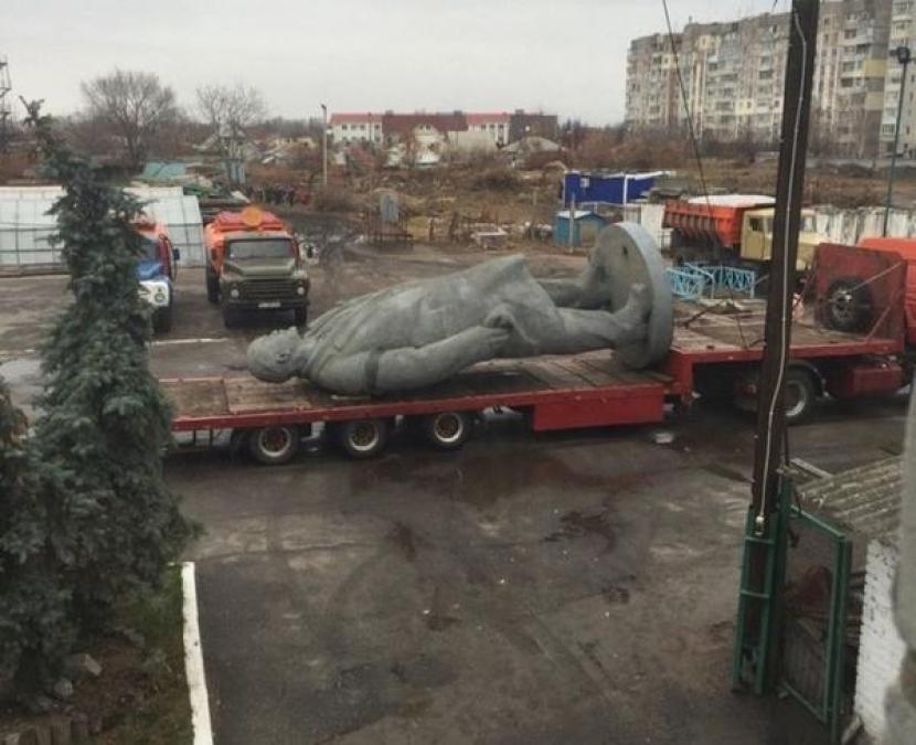 Кременчугская скульптура Ленина переезжает